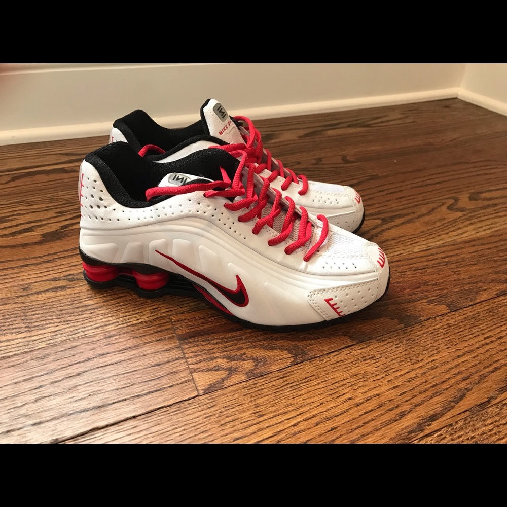Brand new never worn Nike SHOX size 7
